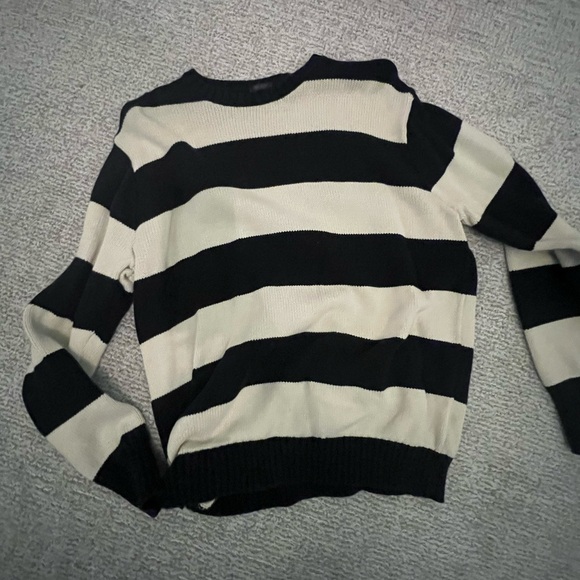 BRANDY MELVILLE SWEATER - Picture 2 of 3